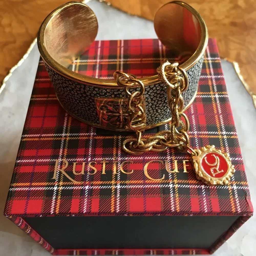 RUSTIC COTM December 2017 - comes w signature box!